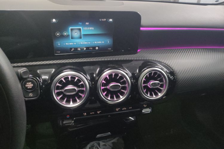 奔驰A级 2020款 A 180 L中控内饰16