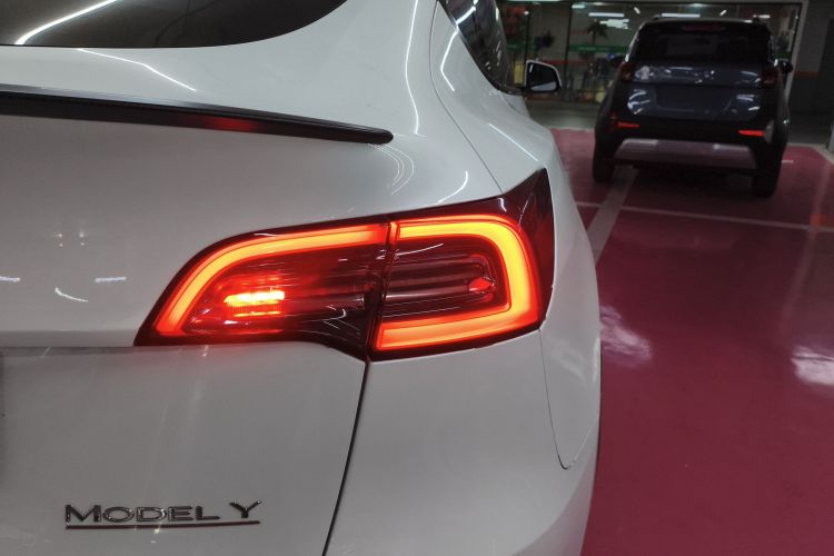 特斯拉 Model Y 2022款 Performance高性能全轮驱动版车身外观9