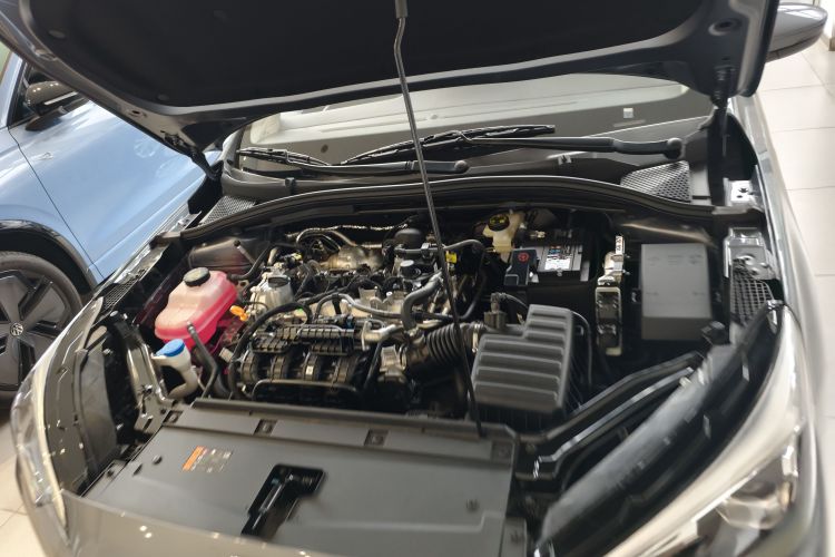 荣威i5 2023款 1.5L CVT豪华版机舱底盘24