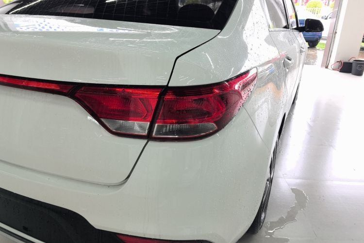 起亚K2 2017款 三厢 1.4L AT GLS车身外观9