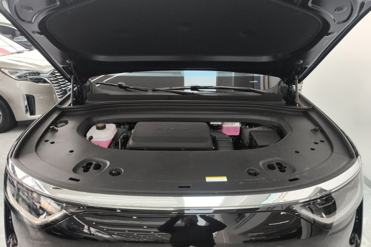 鸿蒙智行 问界M8 2025款 增程 Max+版 53.4kWh 6座版局部细节24