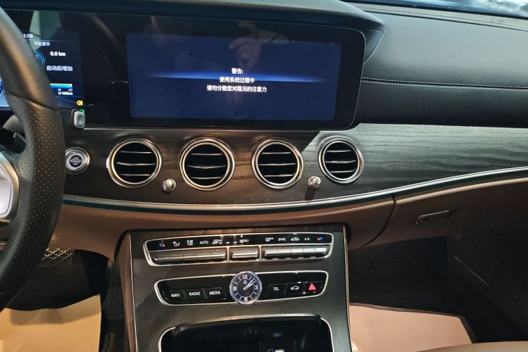 奔驰E级 2020款 改款 E 300 L 运动时尚型中控内饰16