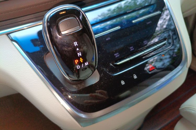 别克GL8 2020款 陆上公务舱 652T 尊贵型中控内饰18