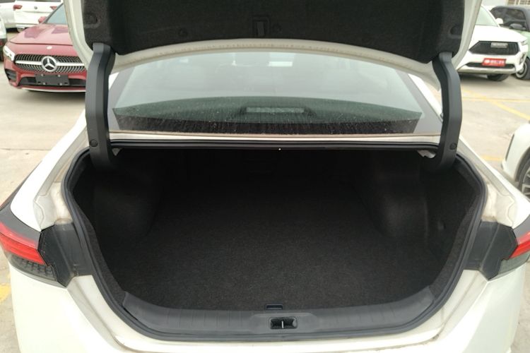 日产 天籁 2022款 2.0T XL 进享版机舱底盘23