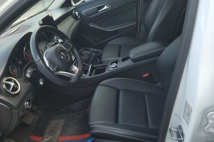 奔驰GLA 2019款 GLA 200 动感型中控内饰19