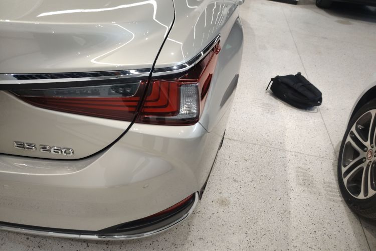 雷克萨斯ES 2020款 200 卓越版车身外观9