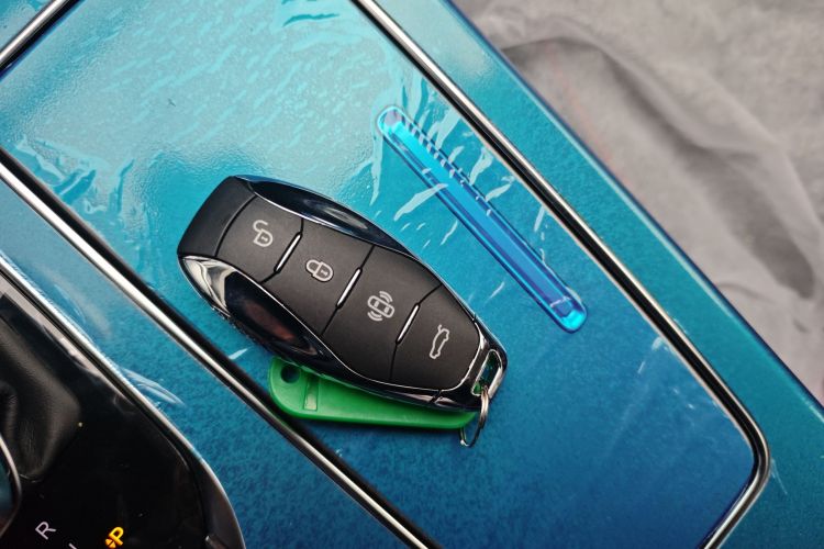 红旗HS7 PHEV 2025款 2.0T PHEV 四驱200万辆纪念版 6座中控内饰7001