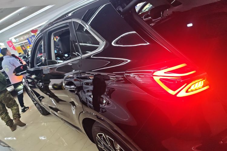 红旗HS5 2023款 2.0T 四驱旗享Pro版车身外观4