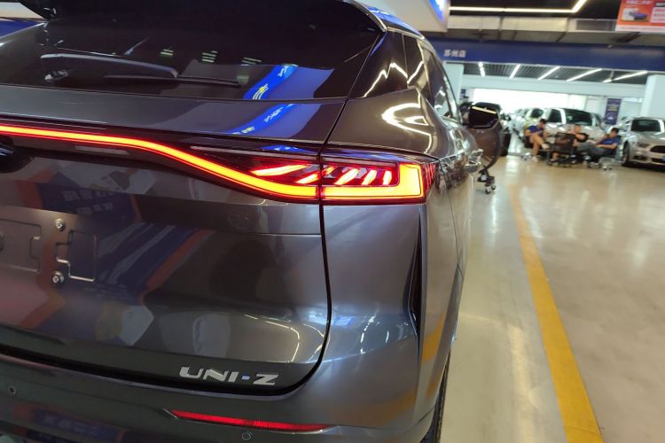 长安UNI-Z 2025款 1.5T 豪华型车身外观9