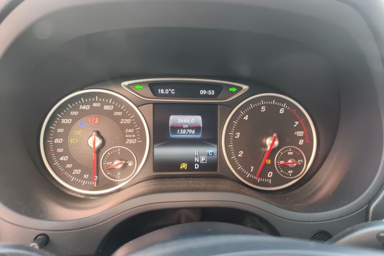 奔驰B级 2017款 B 200 动感型中控内饰14