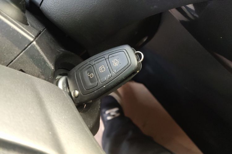 福特 福克斯 2015款 三厢 1.6L 自动风尚型中控内饰11