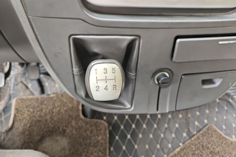 上汽大通MAXUS 新途V80 2017款 2.5T 5挡手动傲运通国IV短轴超低顶5/6/10座局部细节18