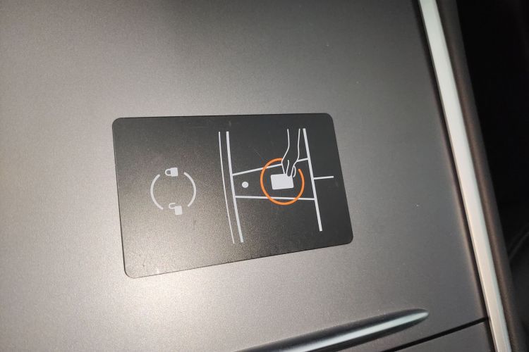 特斯拉 Model Y 2022款 改款 后轮驱动版中控内饰11