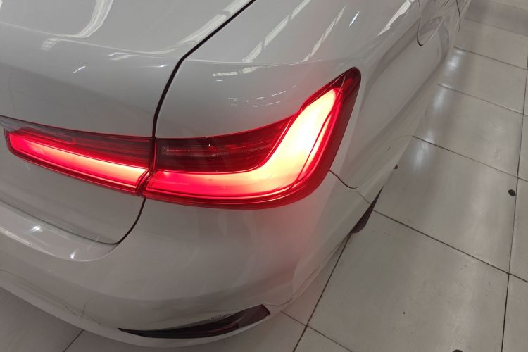 宝马3系 2020款 320i 运动套装车身外观9