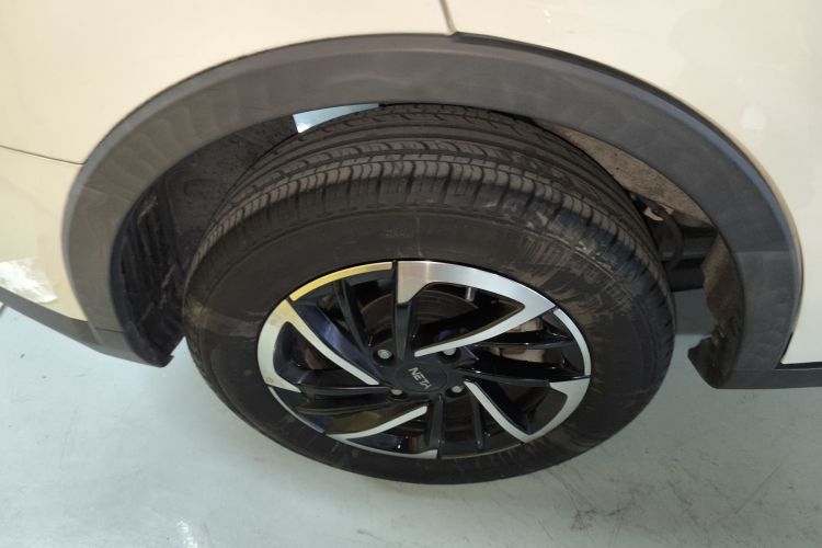 哪吒汽车 哪吒V 2021款 长续航娱乐版升级型车身外观6008