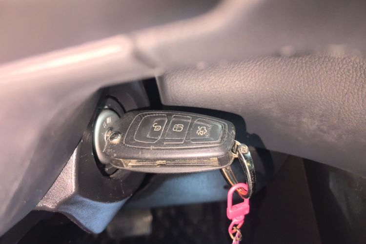 福特 福克斯 2018款 三厢经典 EcoBoost 180 自动精英型中控内饰7001