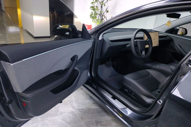 特斯拉 Model 3 2023款 后轮驱动版中控内饰20