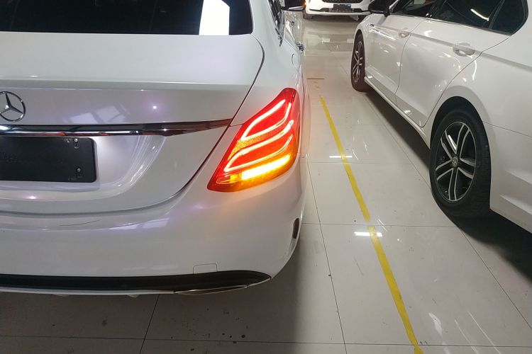 奔驰C级 2017款 改款 C 200 L 运动版车身外观9