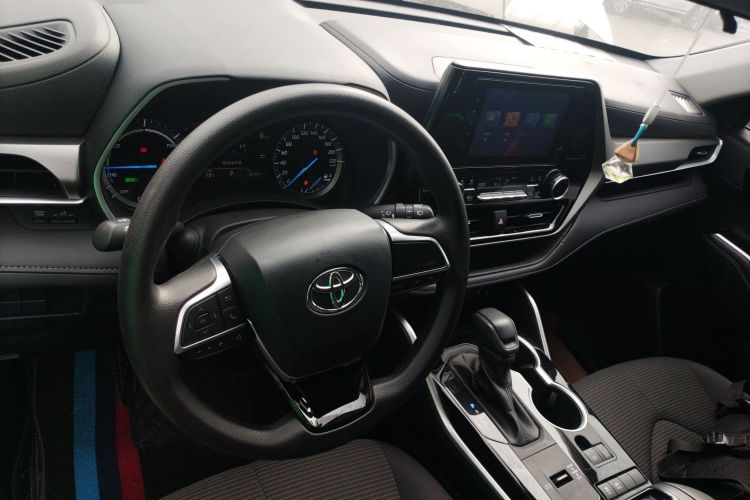 丰田 汉兰达 2023款 2.5L智能电混双擎两驱精英版 5座中控内饰12