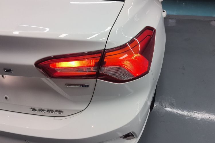 福特 福克斯 2020款 三厢 EcoBoost 180 自动锋潮型车身外观6006