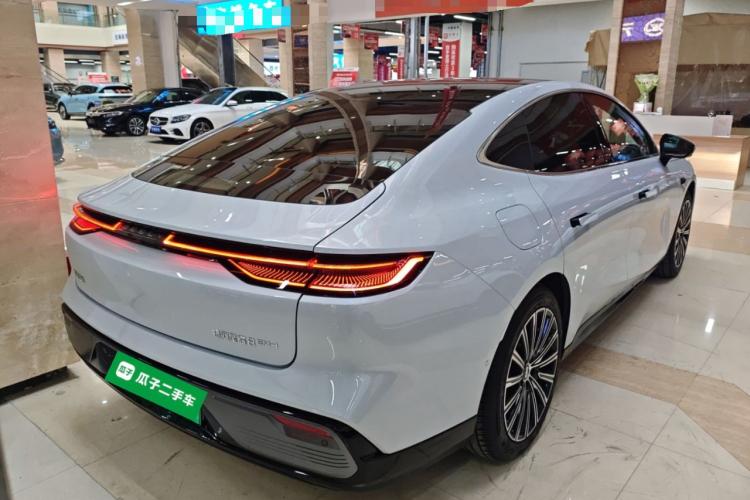 吉利银河 银河星耀8 2025款 130km EM-i 旗舰版车身外观7