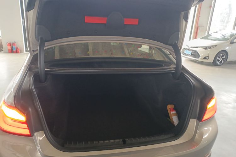 宝马5系 2020款 525Li 豪华套装机舱底盘23