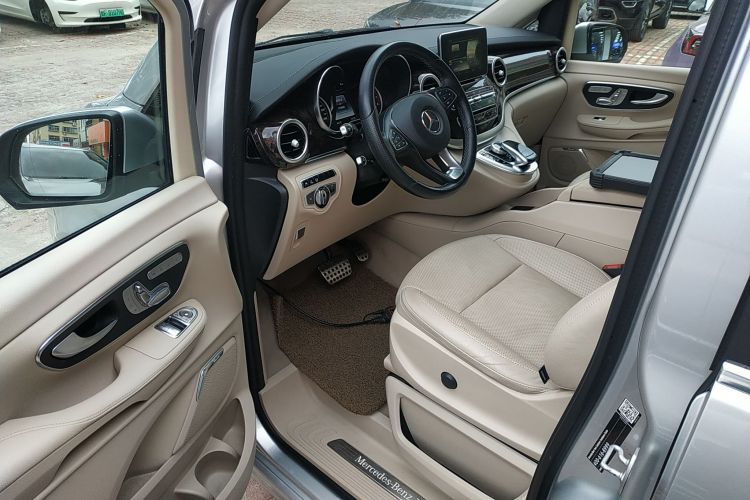 奔驰V级 2016款 V 260 L 尊贵加长版中控内饰20
