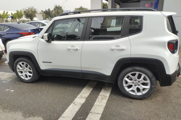 Jeep 自由侠 2018款 互联大屏版 180T 自动高能版车身外观4