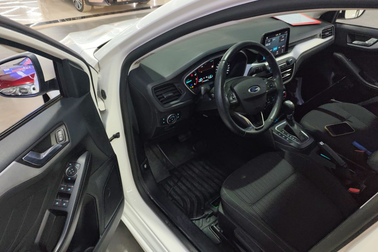 福特 福克斯 2020款 三厢 1.5L 自动锋跃型中控内饰20