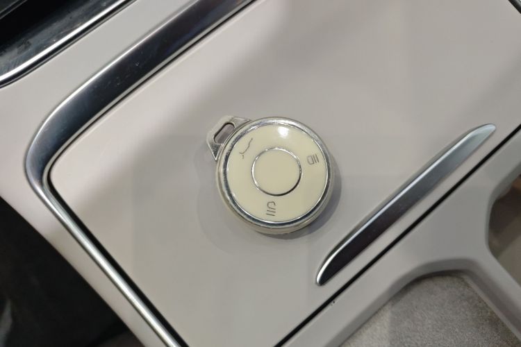 哪吒汽车 哪吒L 2024款 增程 310 闪充版中控内饰7001