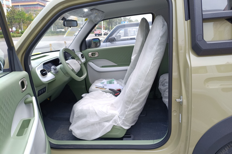 吉利银河 2025款 210km 熊猫骑士中控内饰19