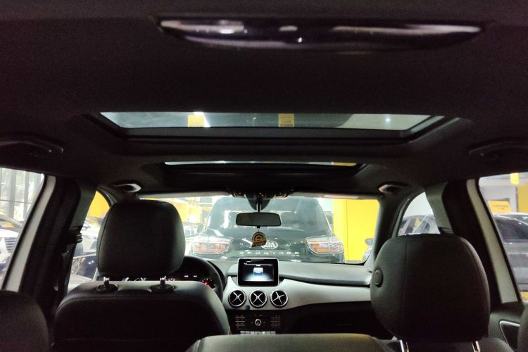 奔驰B级 2015款 B 200 时尚型中控内饰22