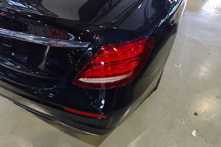 奔驰E级 2019款 E 300 L 运动时尚型车身外观9