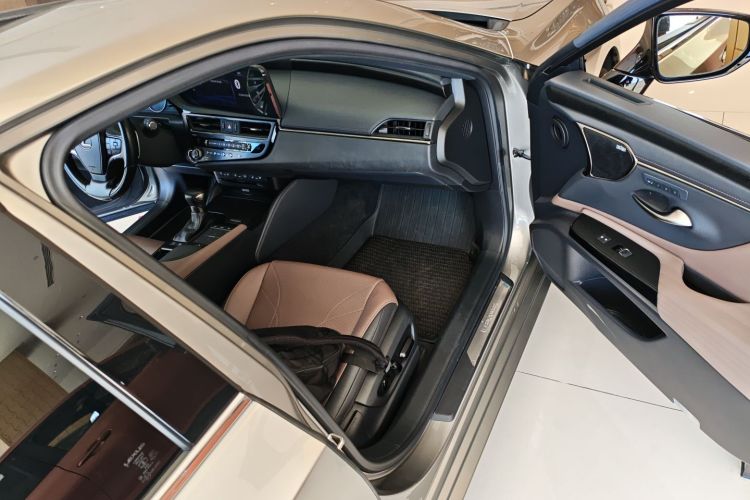 雷克萨斯ES 2021款 300h 行政版局部细节9005