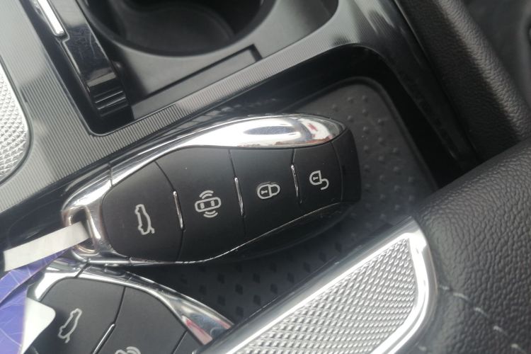 红旗H5 2024款 1.5T HEV智联旗畅版中控内饰7001