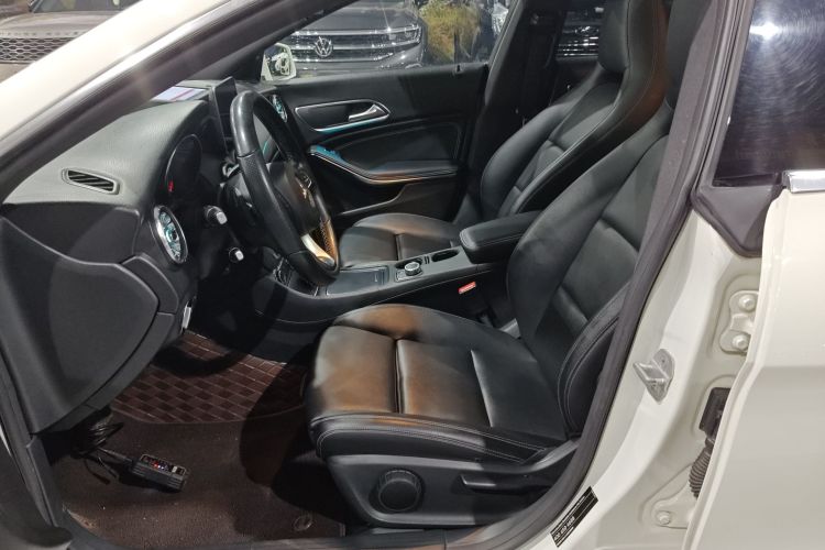 奔驰CLA 2017款 改款 CLA 200 动感型中控内饰19