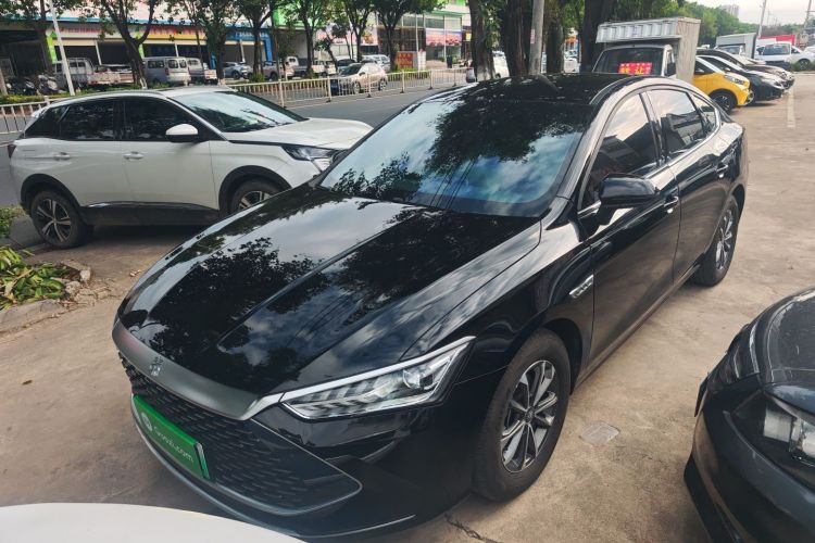 比亚迪 秦PLUS 2024款 荣耀版 DM-i 55KM领先型车身外观1