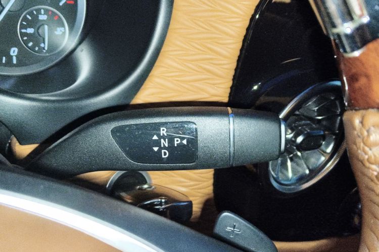 奔驰 威霆 2023款 2.0T 商务版 7座中控内饰18