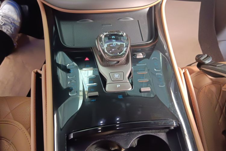 腾势D9 2022款 DM-i 970 四驱旗舰型中控内饰18