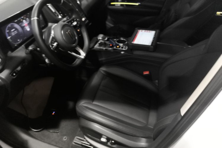 红旗HS3 PHEV 2024款 PHEV 115km 劲为版中控内饰19