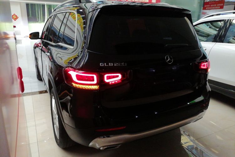 奔驰GLB 2023款 GLB 220 动感型车身外观4