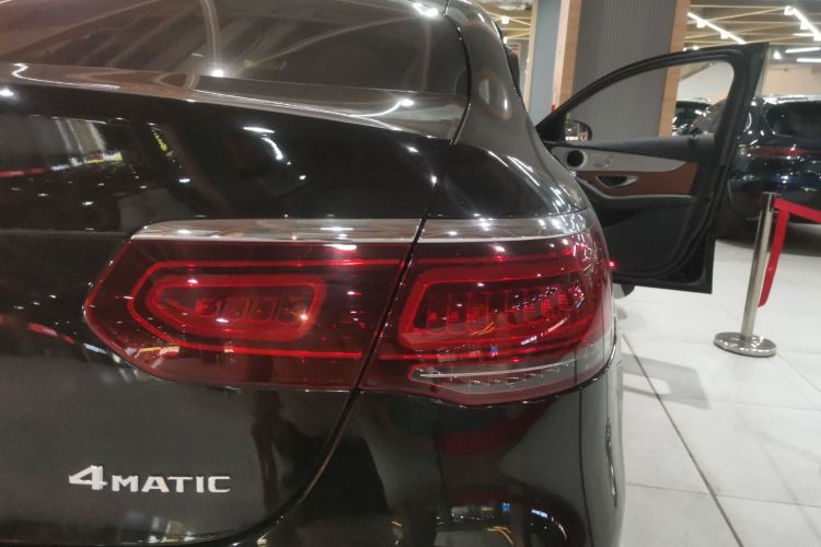 奔驰GLC轿跑 2022款 改款 GLC 260 4MATIC 轿跑SUV车身外观9