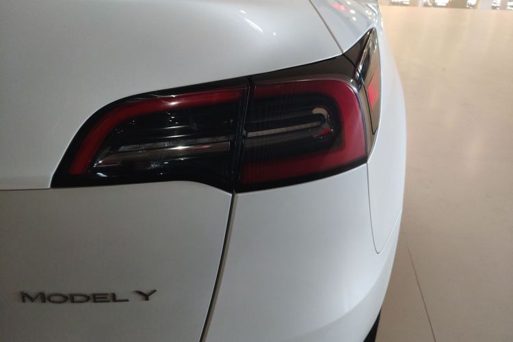 特斯拉 Model Y 2024款 后轮驱动版车身外观9