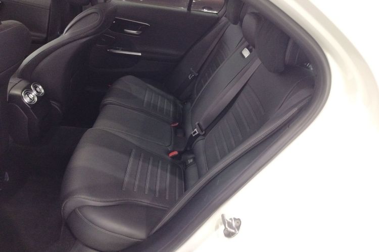 奔驰C级 2023款 C 260 L 运动版中控内饰21