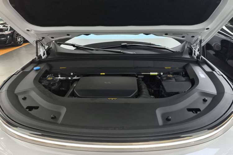 理想汽车 理想L9 2025款 Ultra 智能焕新版机舱底盘24
