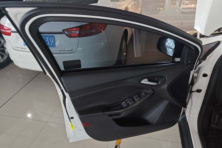 福特 福克斯 2018款 三厢经典 EcoBoost 180 自动精英型中控内饰47