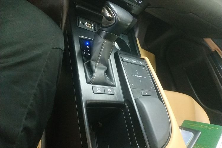 雷克萨斯ES 2020款 300h 卓越版局部细节18