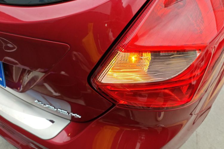 福特 福克斯 2012款 两厢 1.6L 手动风尚型车身外观6006