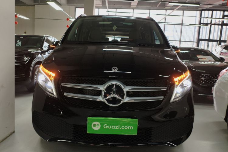 奔驰V级 2022款 V 260 领航版车身外观2