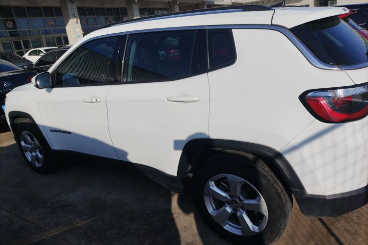 Jeep 指南者 2020款 220T 自动领先版车身外观4